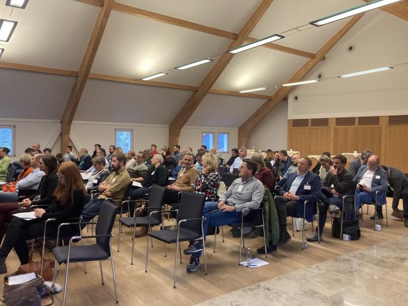 Großer Saal mit vielen sitzenden Zuhörerinnen und Zuhörern