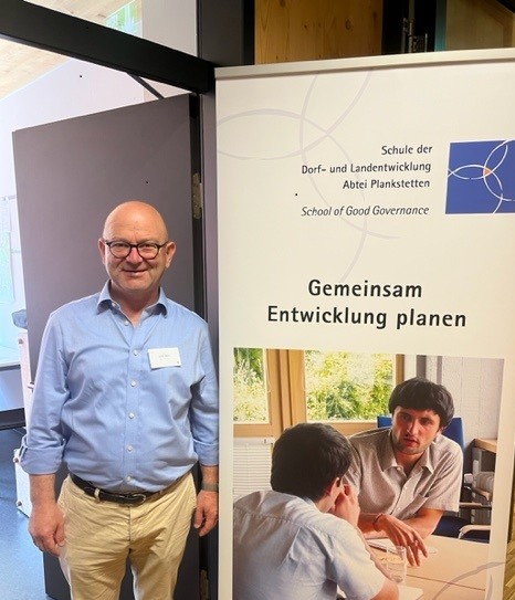 Karl Roth steht neben einem Roll-up