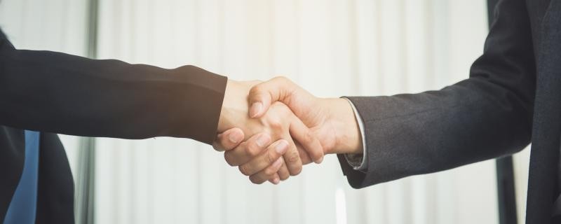 Zwei Personen geben sich die Hand